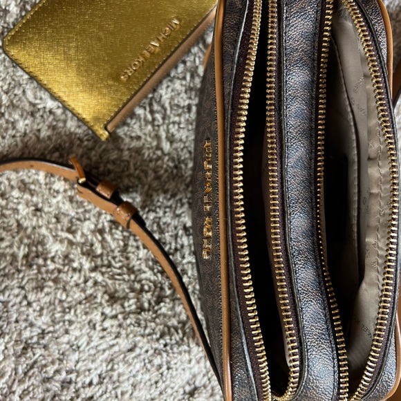 Michael Kors handbag  & small wallet- crossover-in EXCELLENT condition - Picture 3 of 7